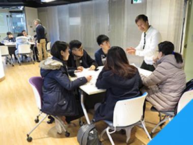 ICRC representatives faciliating discussion in the simulation workshop.