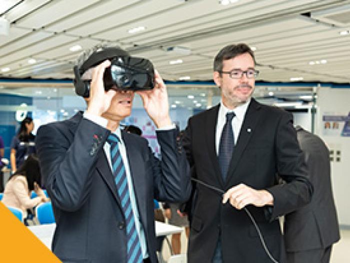 Prof. Shyy trying out VR simulation of the arm conflict.